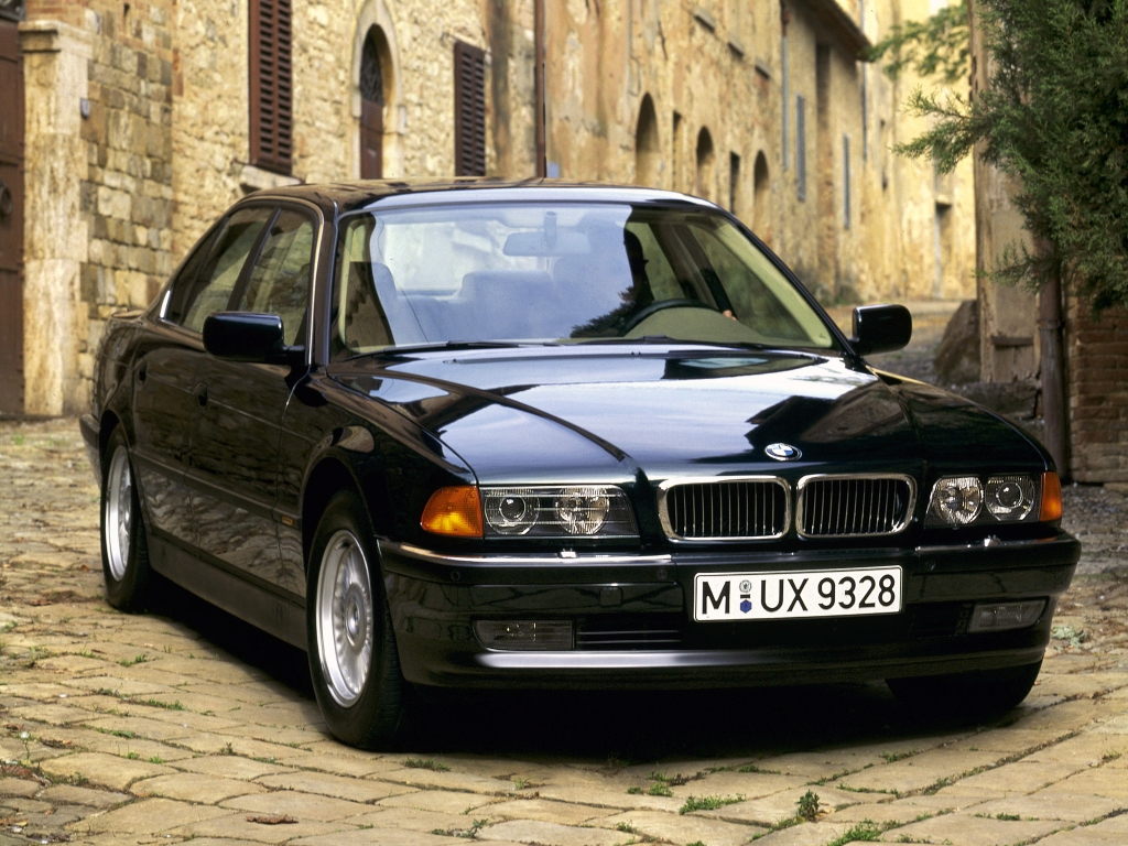 BMW 750i (E38)