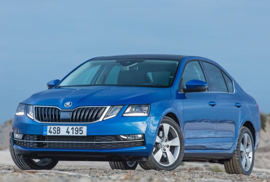 На фото: Skoda Octavia A7 в топовом исполнении Style со светодиодными фарами. К тому же, здесь версия с полным приводом 4x4, которая оснащалась мотором 1.8 TSI (180 л.с.) и 6-ступенчатым «роботом» DSG с двумя мокрыми сцеплениями