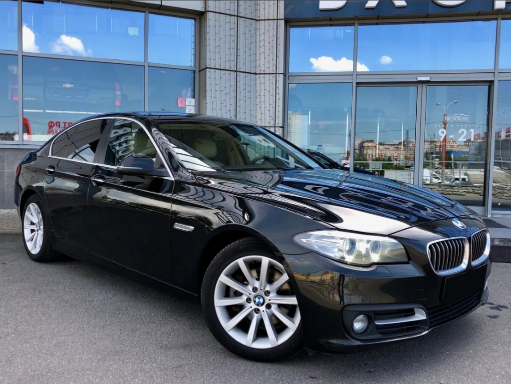 На фото BMW 525d xDrive 2014 года выпуска