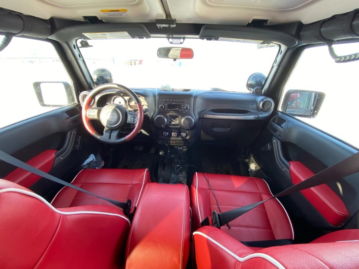 В салоне Jeep Wrangler