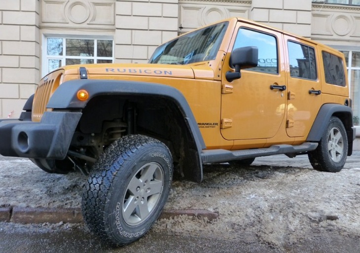 На фото - Jeep Wrangler Rubicon с отключенным рычагом поперечной устойчивости. Поэтому ход подвески такой длинный.