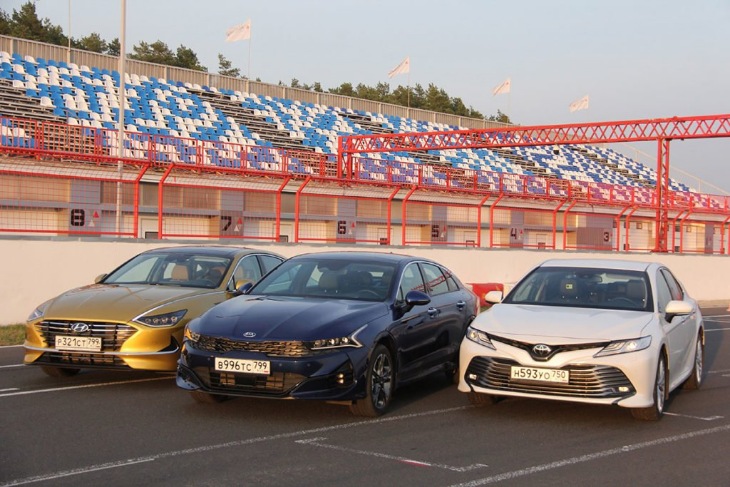 Hyundai Sonata, Kia K5 и Toyota Camry - фото журнала пятое колесо 5koleso.ru