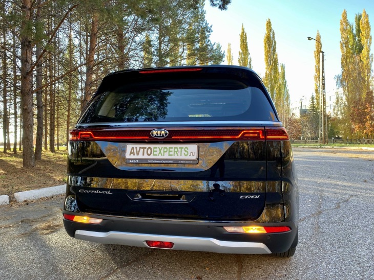Вид сзади - Kia Carnival