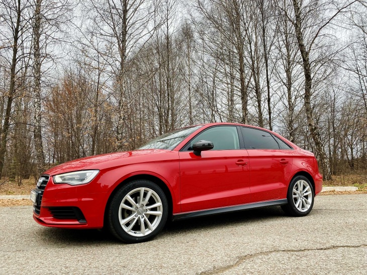 Audi A3 8V седан красного цвета