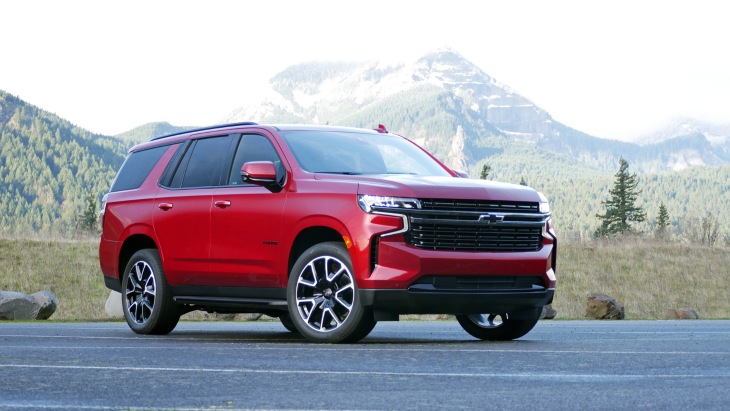 На фото - американская версия Chevrolet Tahoe RST - внешне отличается желтыми поворотниками