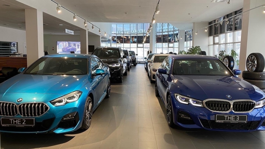 На фото - автомобили BMW в автосалоне