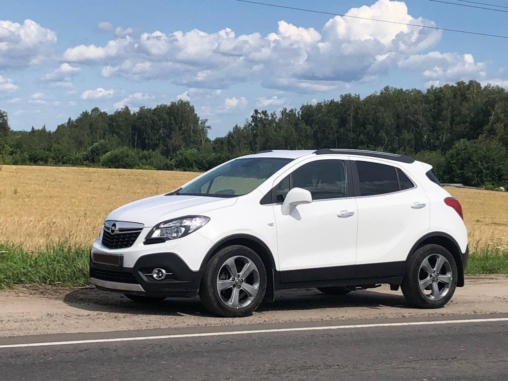 Белая Опель Мокка