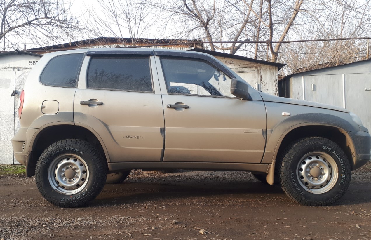 Chevrolet Niva на шинах 215/75R15 Roadcruza RA110