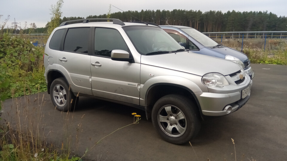 Chevrolet Niva: спереди усиленные пружины Lesjofors, сзади - проставки +2 см