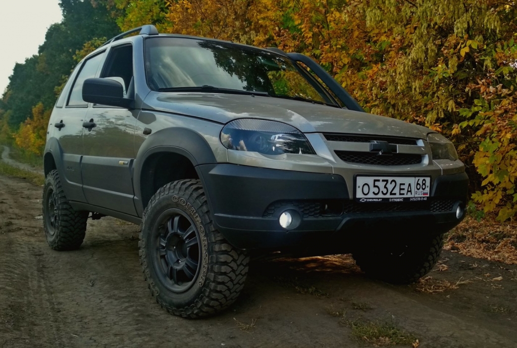 Chevrolet Niva на 29-х колесах и лифтованной подвеской