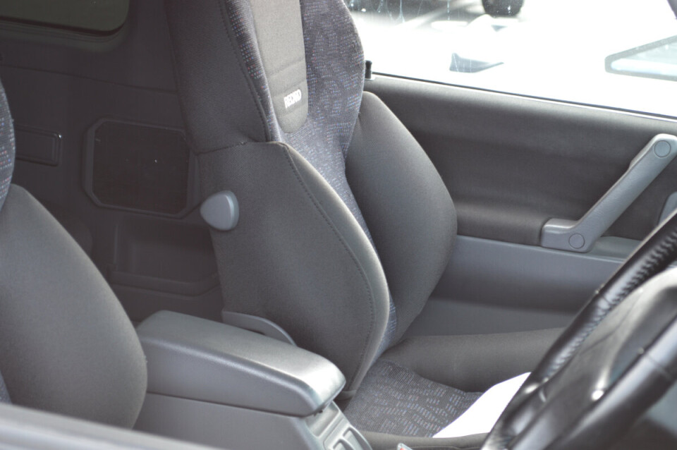 О спорте в салоне напоминают передние кресла Recaro