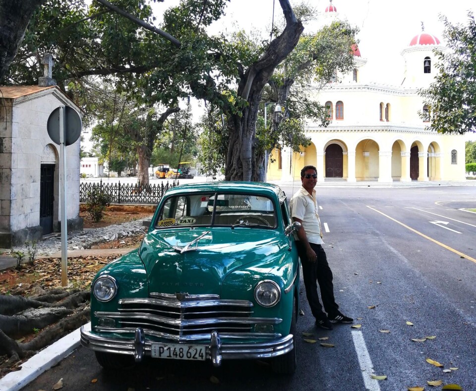 Фернандо и унаследованный им Plymouth 1949 года. Фото автора