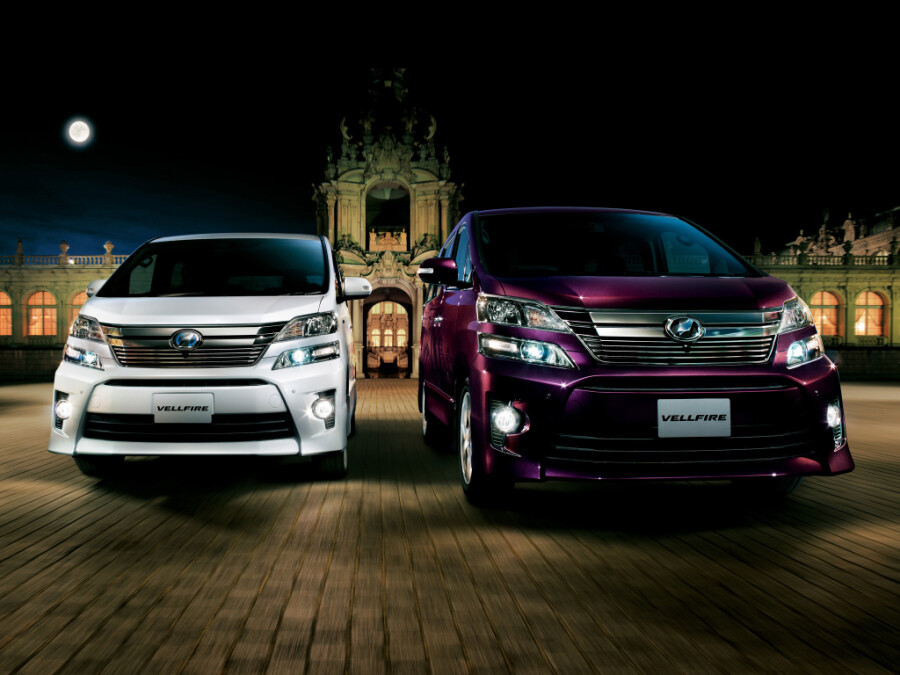 Слева - Vellfire Hybrid ZR "G Edition" 4WD Справа - Vellfire 3.5Z "G Edition" 2WD