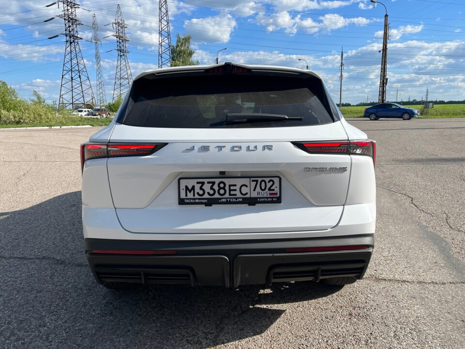 Jetour-Dashing-White-4