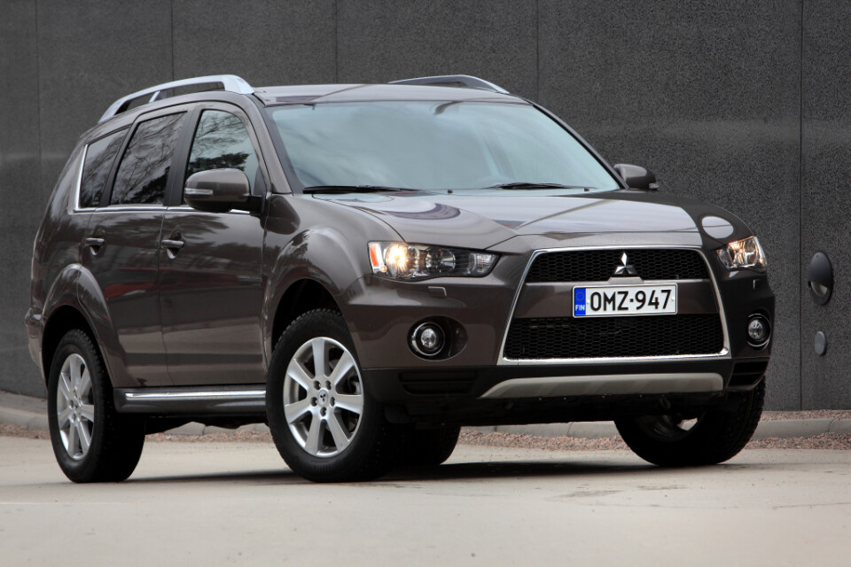 На фото: Mitsubishi Outlander, рестайлинг 2009–12