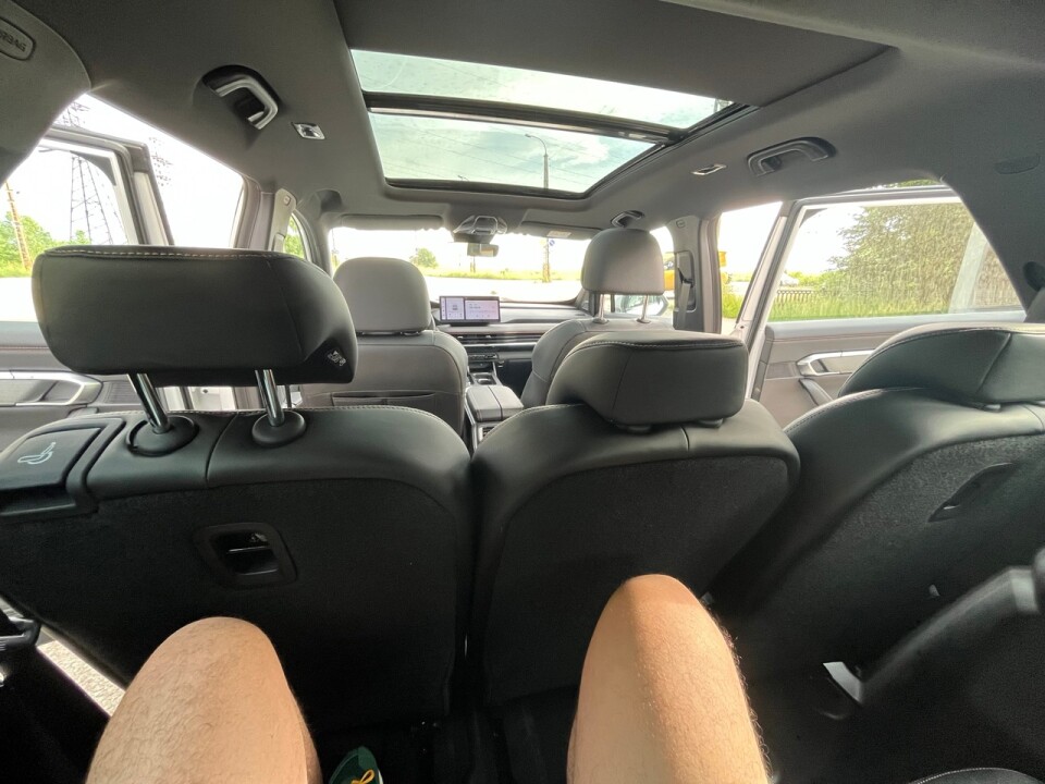 На третьем ряду Geely Okavango