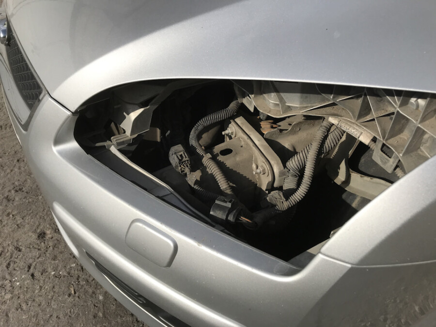 Демонтированная фара на Ford Focus 2