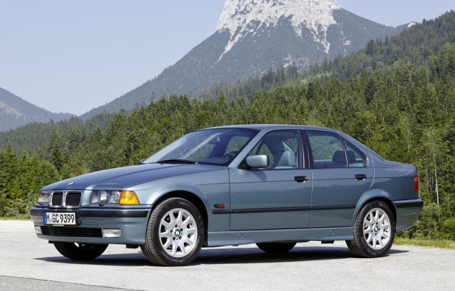 BMW 323i Sedan (E36) '1995–96. Самый народный кузов – седан. Таких машин примерно две трети от всех выпущенных