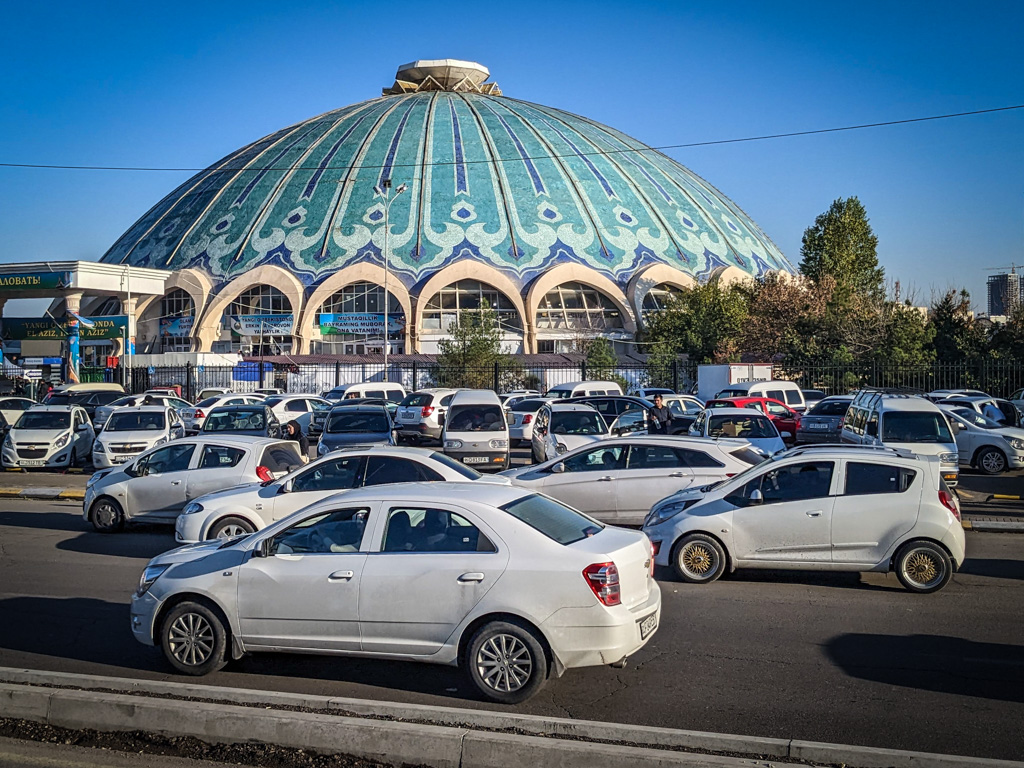В странах Средней Азии автопарк почти полностью белый - а кое-где даже законодательно запрещено использование темных машин!