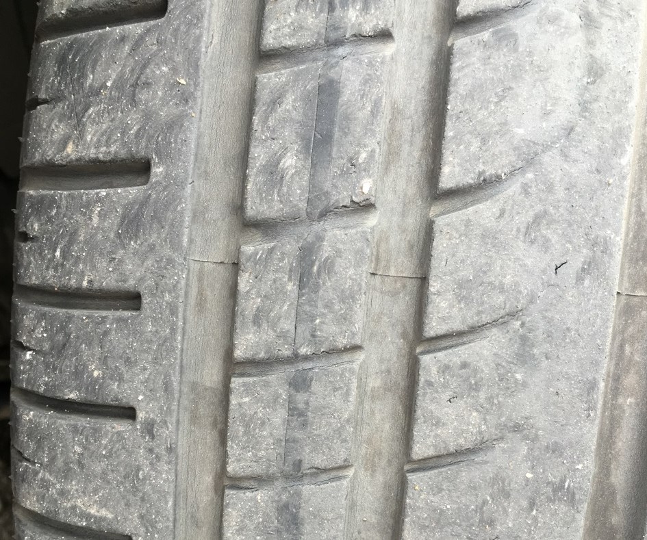 Вклеенная антистатическая полоска на шина Pirelli