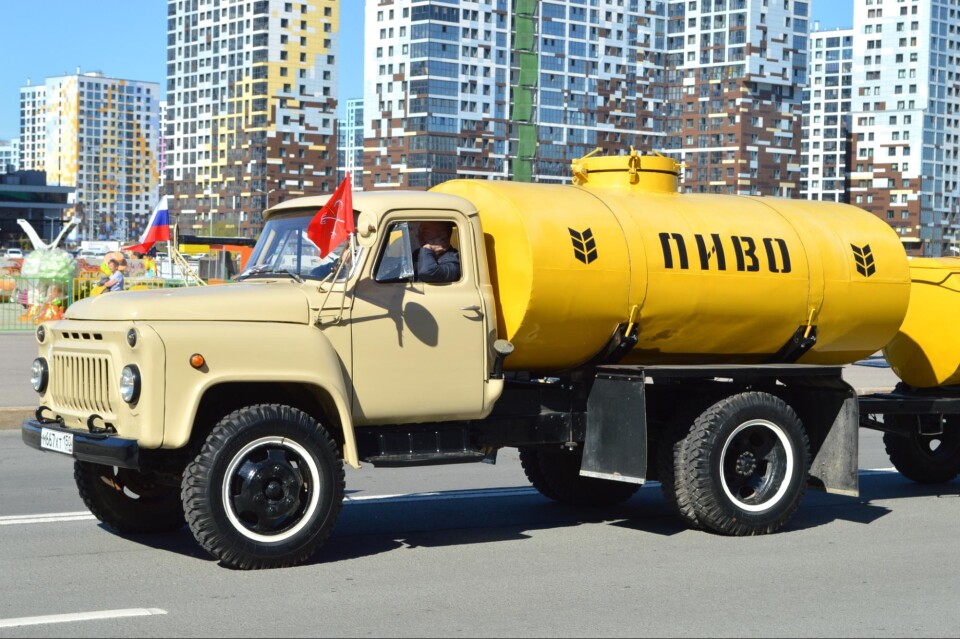 «Сводный брат» ГАЗ-66 – не менее знаменитый «газон», ГАЗ-53 с обычным задним приводом. У моделей общий двигатель и некоторые узлы ходовой части