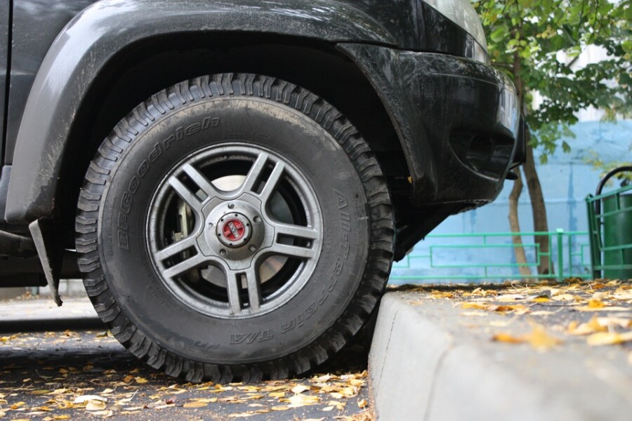 На фото шины в нештатном размере 265/75R16