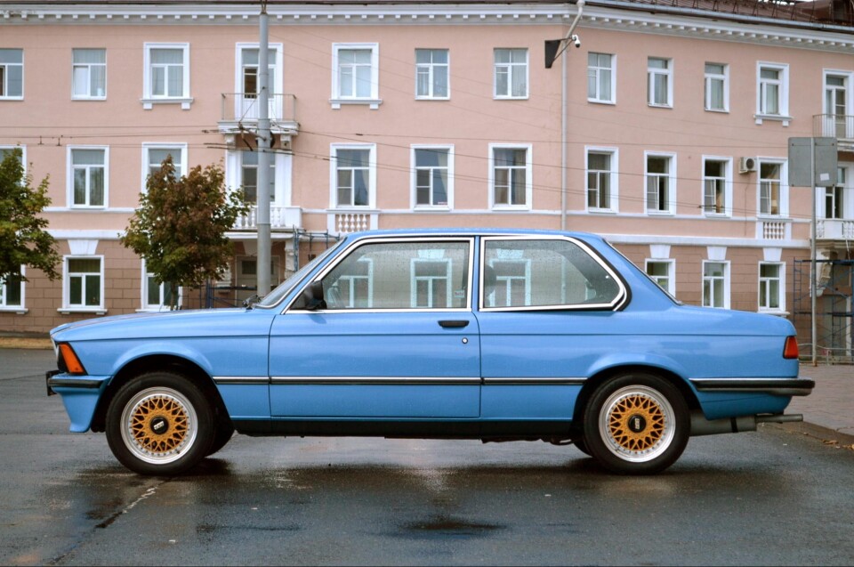 BMW E21 - вид сбоку