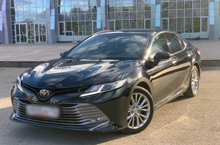 Toyota Camry XV70. Фото данной машины кто-то взял из статьи и использовал в своем объявлении на Авито