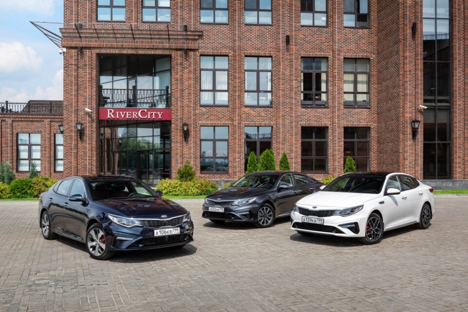 Kia Optima в разных комплектациях. Слева - версия GT.
