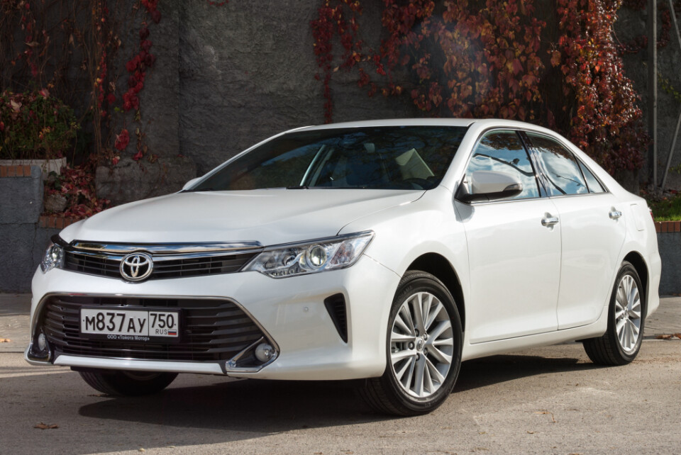 Белая Toyota Camry '2014–18