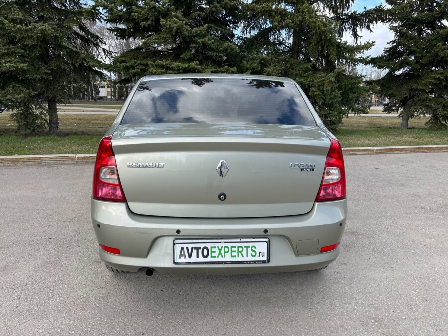 Renault Logan- вид сзади