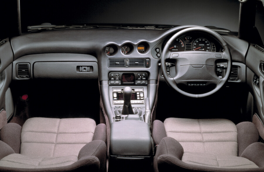 Интерьер Mitsubishi GTO Twin Turbo '10.1990–12.1991