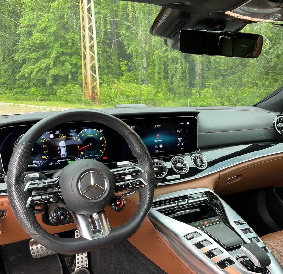 Интерьер Mercedes-AMG GT 43