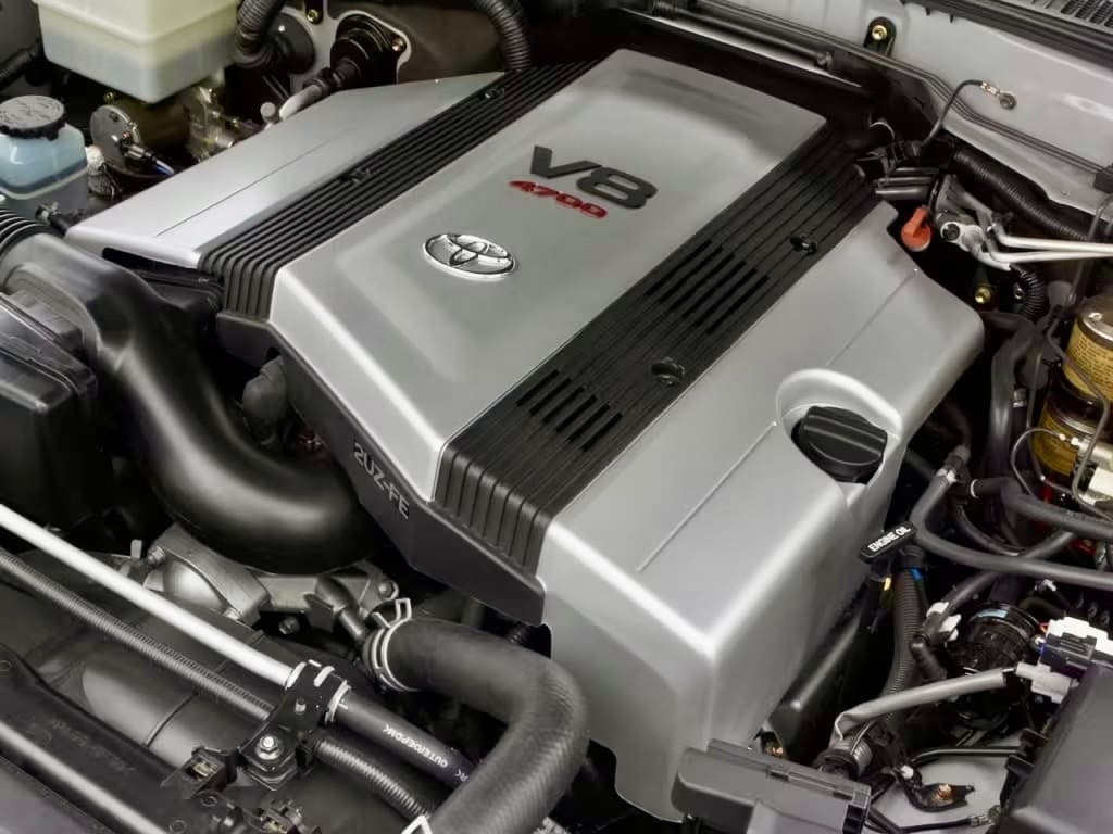 На фото: двигатель 4.7 2UZ-FE