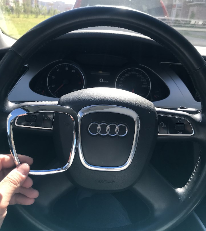 Хромированная накладка на руле Audi A4 B8