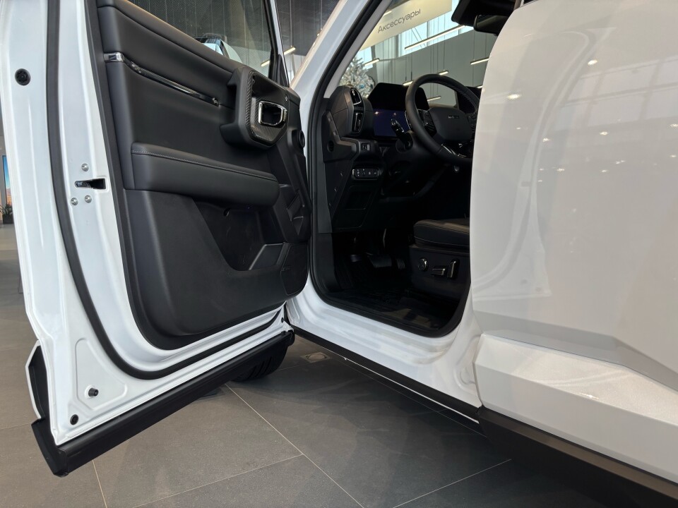 Двери прикрывают пороги Haval H7