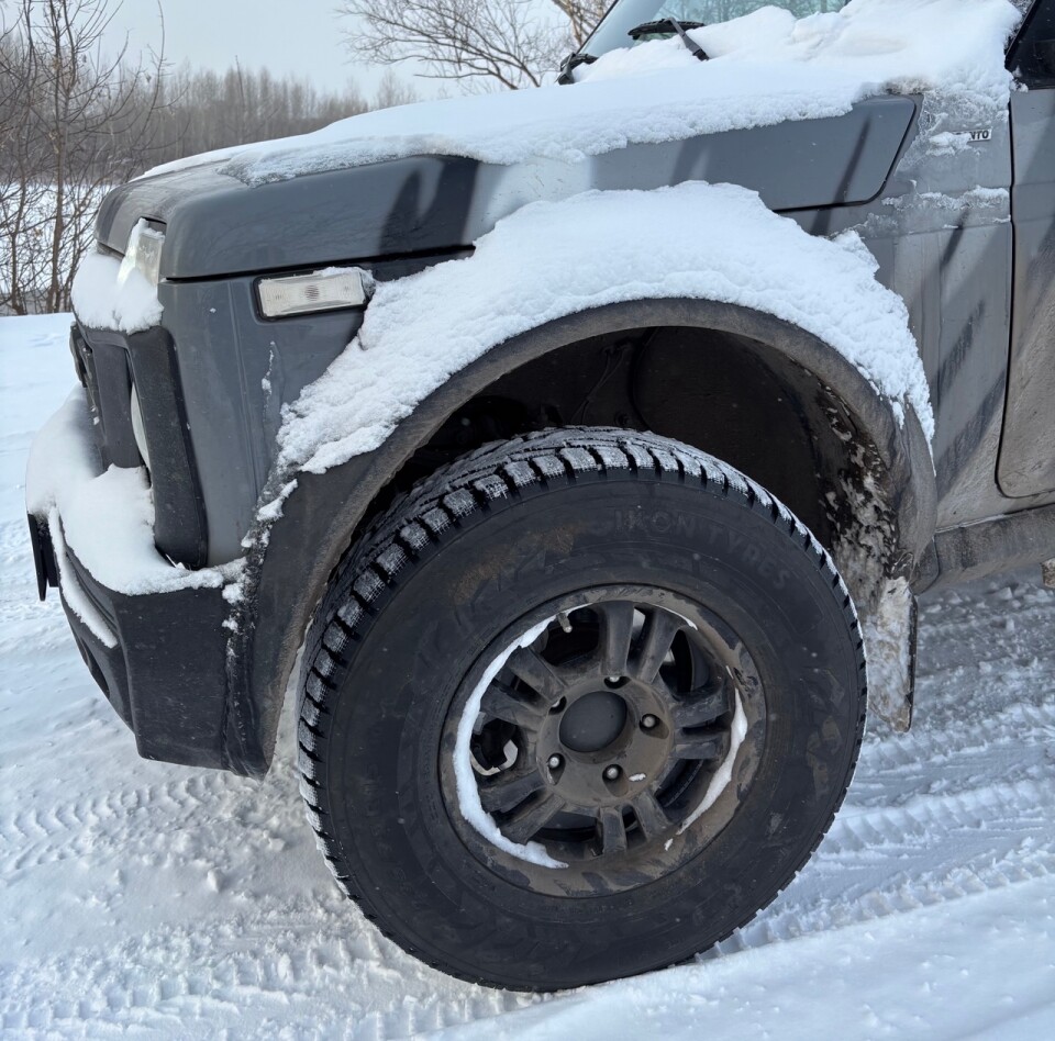 С завода Lada Niva Bronto оснащается вседорожными шинами Кама Пилигрим в размерности 235/75R15