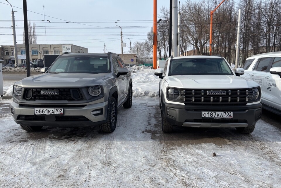 Haval H7 слева и Haval H3 справа