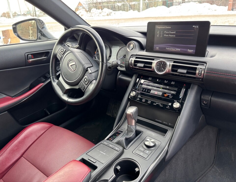 Интерьер Lexus IS