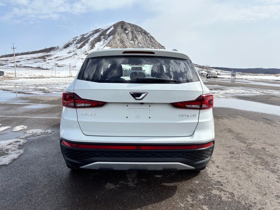 Jetta VS5 на фоне горы Торатау в республике Башкортостан