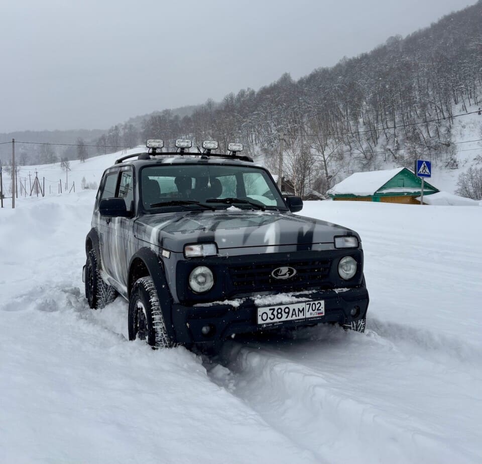 Lada Niva Bronto в цвете Арктика