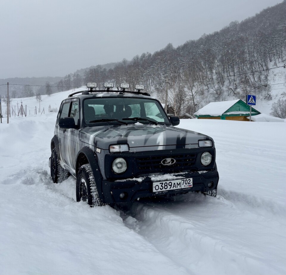 Lada Niva Bronto в цвете Арктика