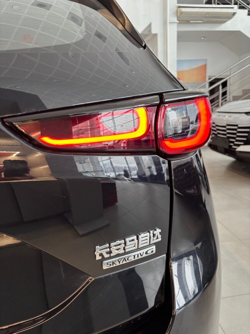 В базовой версии Mazda CX-5 светодиодная оптика, включая задние фонари