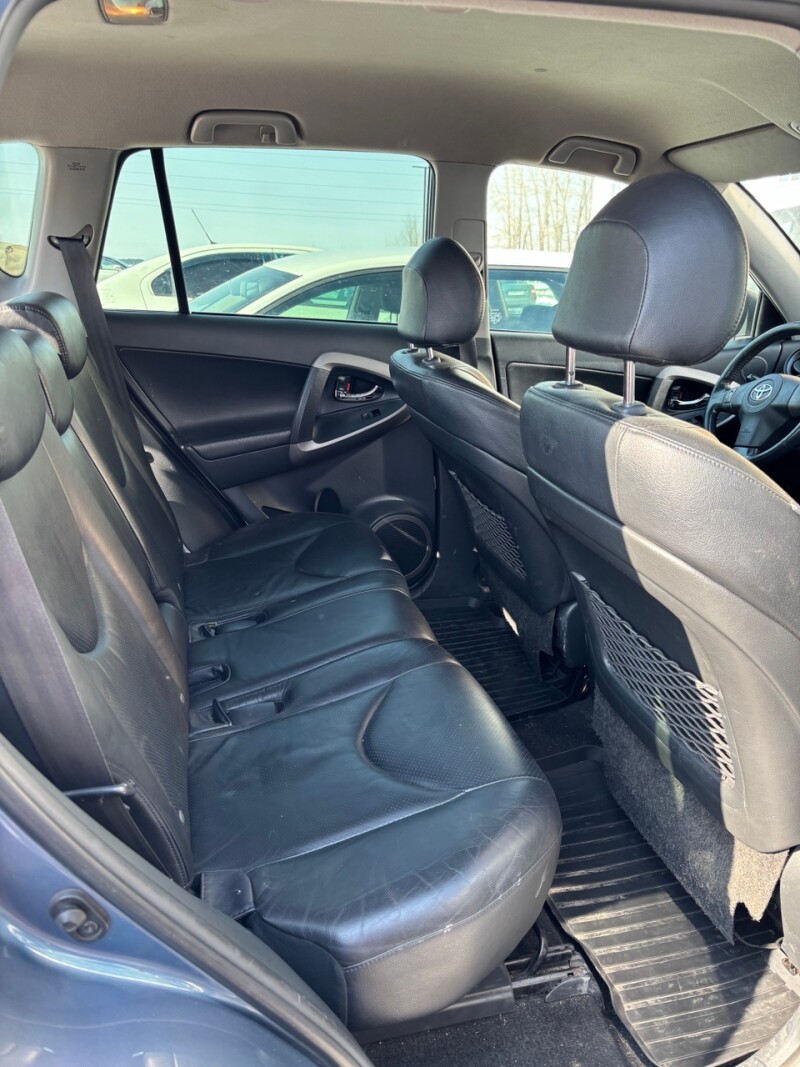 На заднем ряду Toyota RAV4 XA30