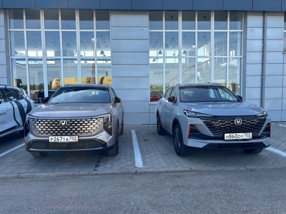 Слева - обновленный Changan Uni-S, справа - дорестайлинговая версия