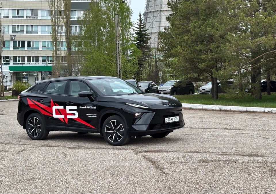 Omoda C5 в движении