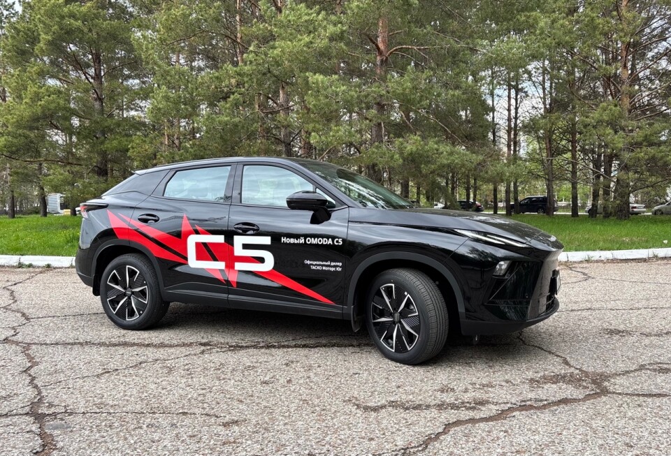 Omoda C5 в черном окрасе кузова