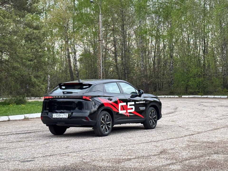 Omoda C5 в движении