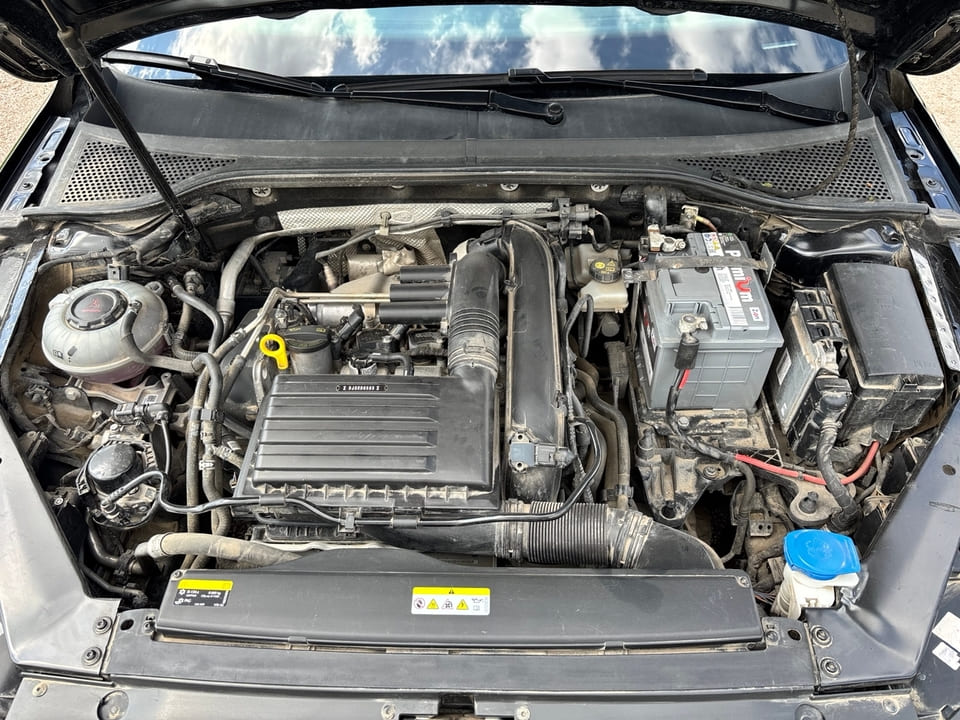 Под капотом Volkswagen Magotan с завода установлен газовый упор