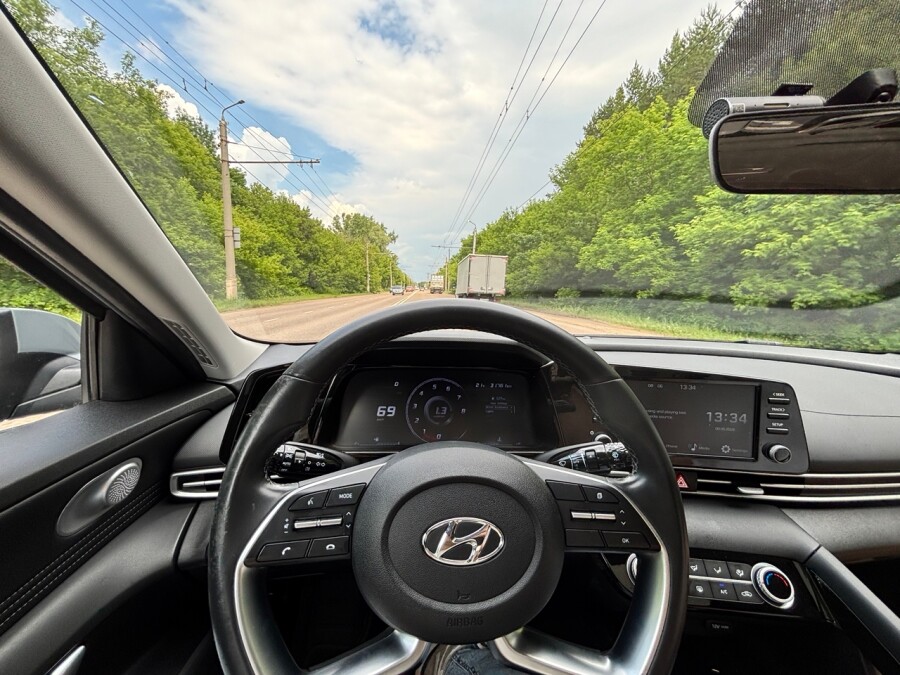 За рулем Hyundai Elantra из Китая